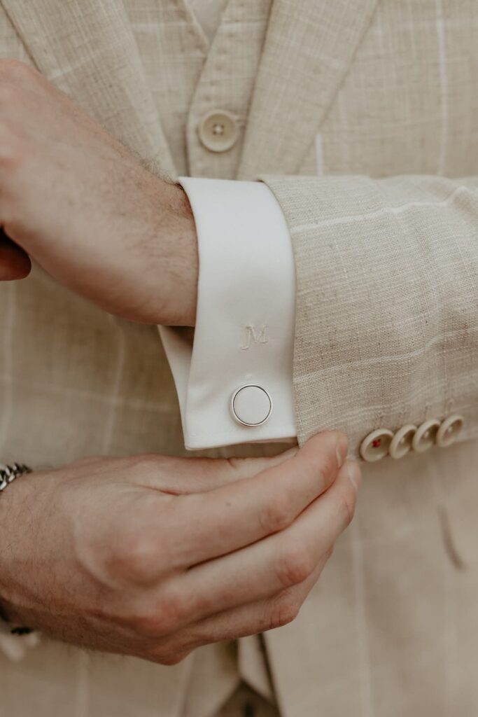 1. Elegante beige herenjas met satijnen manchet en goldkleurige knopen, perfect voor stijlvolle mannenmode en zakelijke uitstraling.