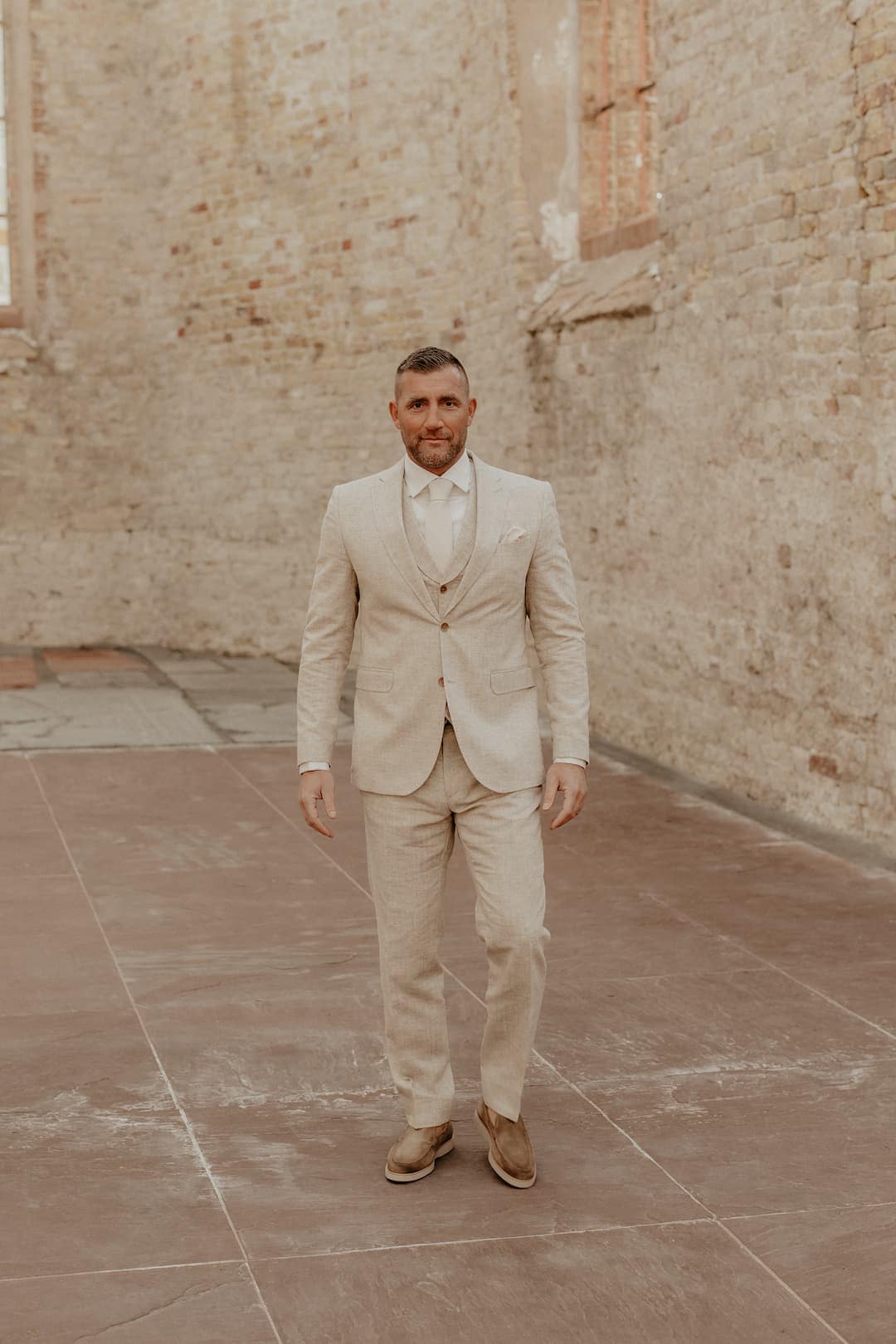 Elegant herenmode in beige tweed pakken voor speciale gelegenheden | PM Mannenmode.