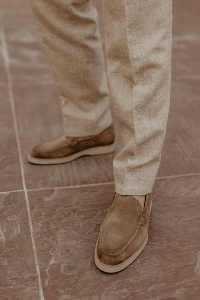 Luxueuze hereninstapper in suède met comfortabele pasvorm en trendy design, perfect voor casual en semi-formal evenementen in stijlvolle herenmode.