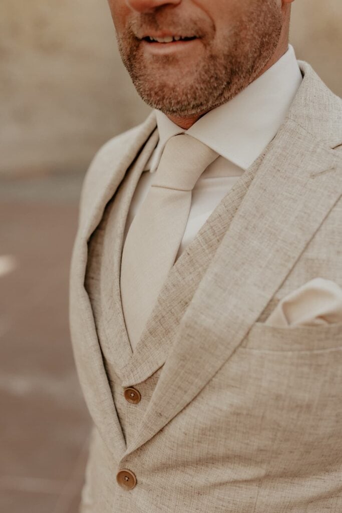 Elegante herenmode voor bruiloften en speciale gelegenheden, beige chic,otherapie, stijlvolle tailleur, maatwerk, mode voor mannen, klassiek en modern, kwaliteitskleding, PM Mannenmode.