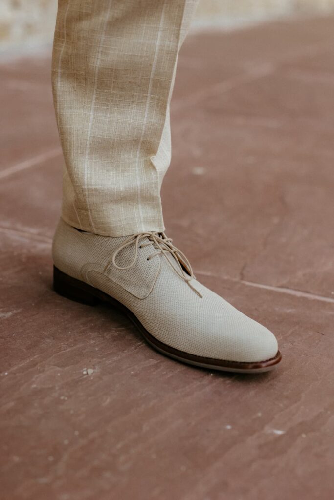 Elegante beige leren schoenen met nette details, perfect voor zakelijke of speciale gelegenheden. Gepaard met stijlvolle wollen broeken voor een complete, modieuze look.
