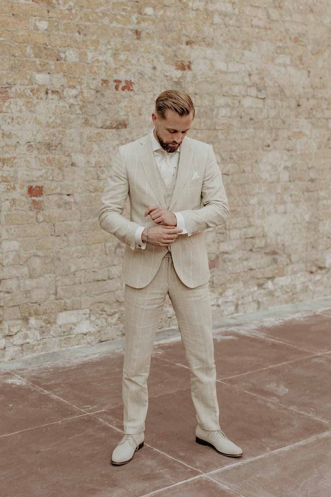 1. Man in beige geruit pak met witte overhemd en schoenen, stijlvolle mannenmode voor mannen die elegant willen kleden.