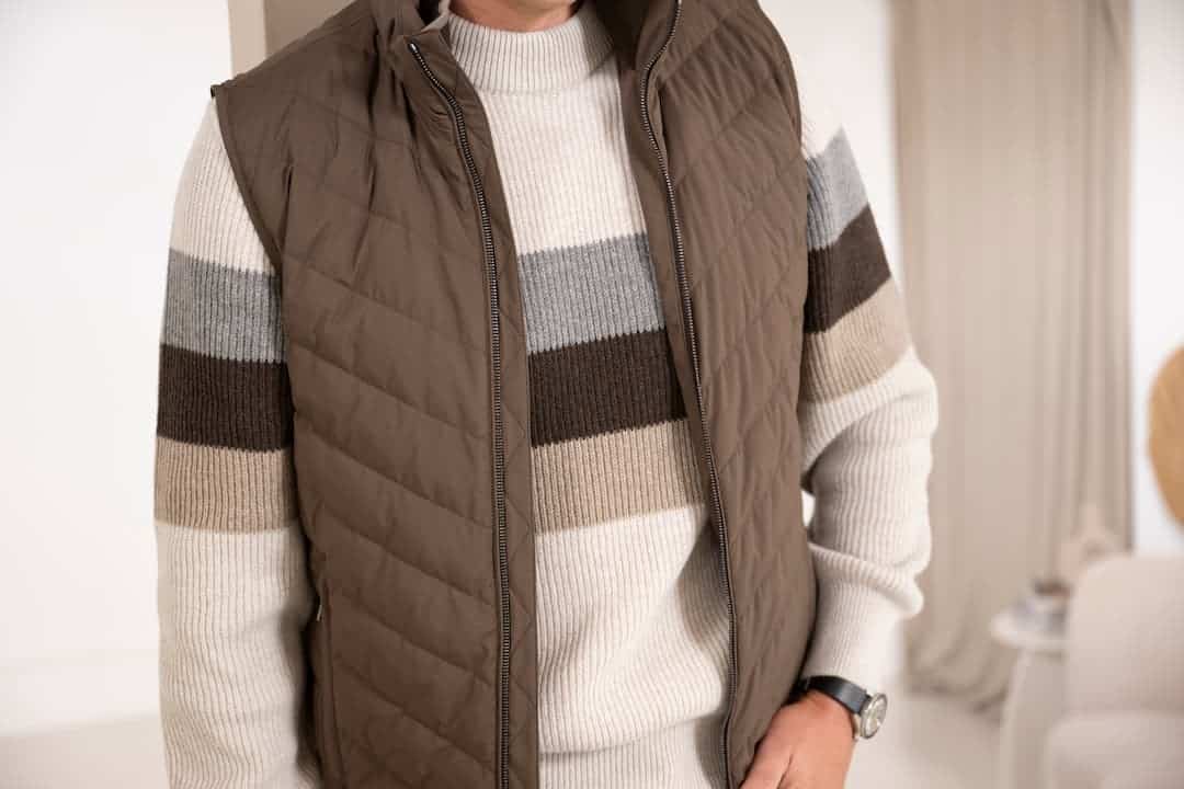 Leren heren vest met capuchon, geschikt voor casual en outdoor, in bruin kleur, perfect voor stijlvolle herfst- en winterkleding.