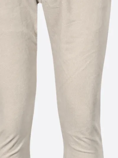 Sartoria Tramarossa Beige Tramarossa chino. Strak en comfortabel, met een fijne pasvorm en kwalitatieve stoffen die zorgen voor een perfecte balans tussen stijl en draagcomfort. Artikelnummer: V009 Michelangelo 0500 Pasvorm: Valt Normaal Kleur: Beige Materiaal: 98% Katoen en 2% Elastaan