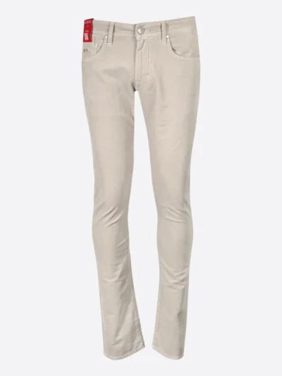 Sartoria Tramarossa Beige Tramarossa chino. Strak en comfortabel, met een fijne pasvorm en kwalitatieve stoffen die zorgen voor een perfecte balans tussen stijl en draagcomfort. Artikelnummer: V009 Michelangelo 0500 Pasvorm: Valt Normaal Kleur: Beige Materiaal: 98% Katoen en 2% Elastaan